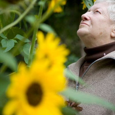 Rosemarie van der Meer, 77, aus dem Senioren-Wohnpark Belzig ist eine begeisterte Gärtnerin. Als einzige Bewohnerin hat sie sich auf der Grünanlage des Seniorenheims ein eigenes Stück Garten angelegt, das sie selbst pflegt, und das sie - unter augenzwinkernder Duldung durch die Heimleitung - kontinuierlich vergrößert. Eine Fotoproduktion im Auftrag der Marseille-Kliniken AG. Demystifying Dementia Photos